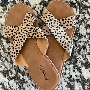 Animal print slides, size 8